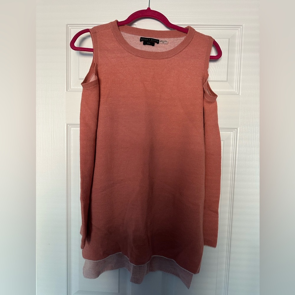 NWOT ALICE + OLIVIA COLD SHOULDER TOP! SIZE M!
